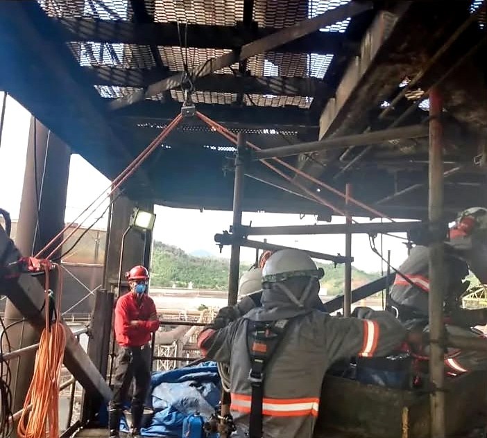 Equipe e sistemas de acesso durante atividade em espaço confinado