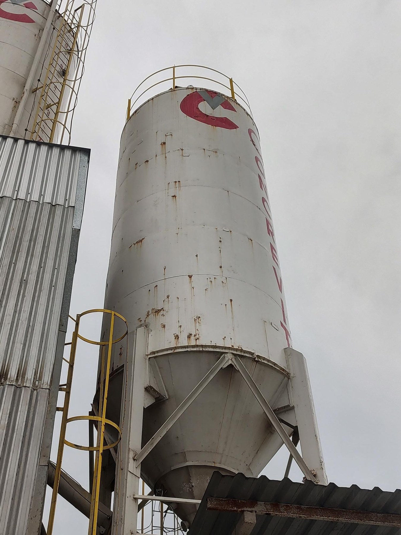 Silos com corrosão antes do tratamento