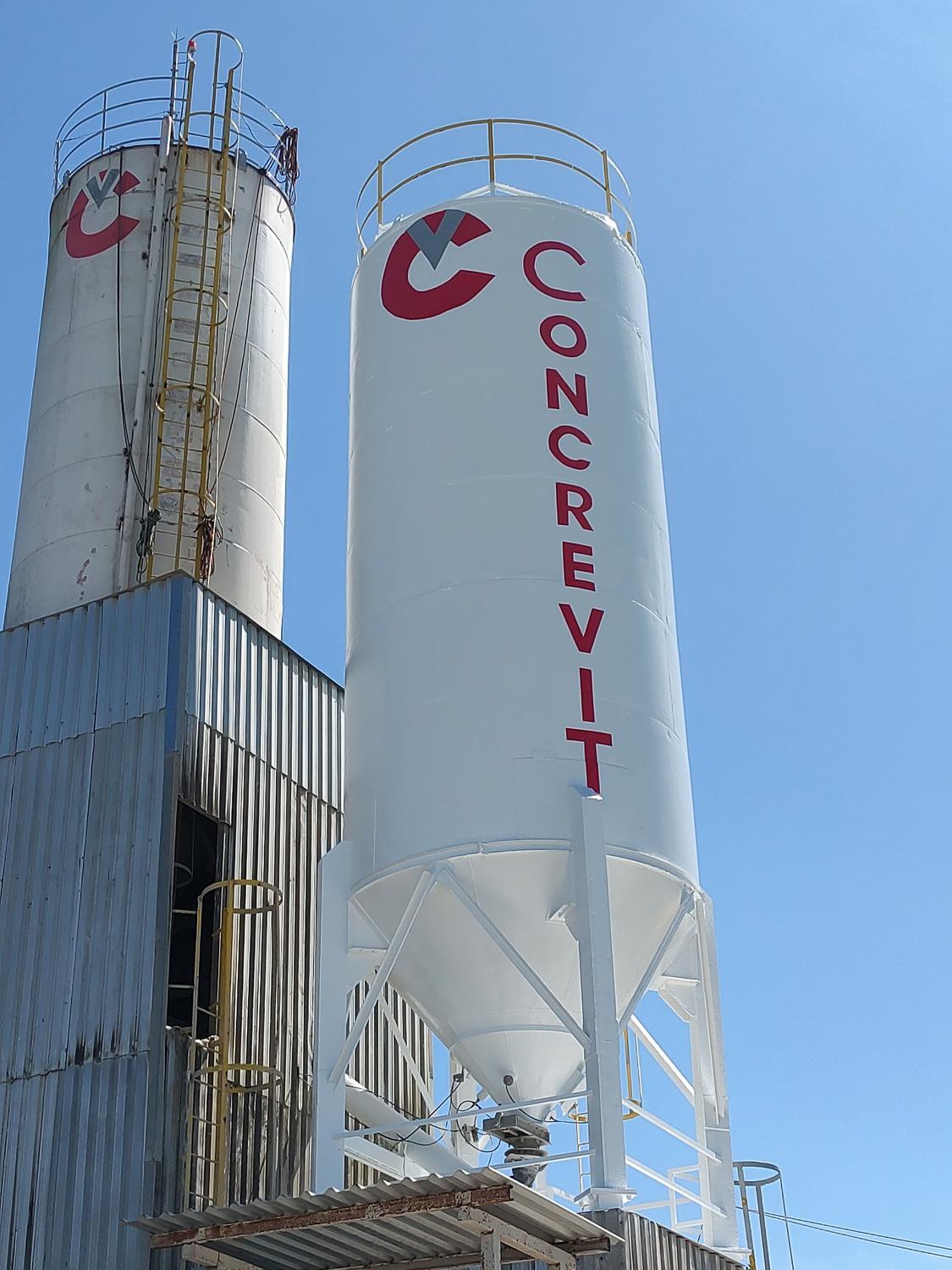 Silos com pintura de acabamento após a revitalização